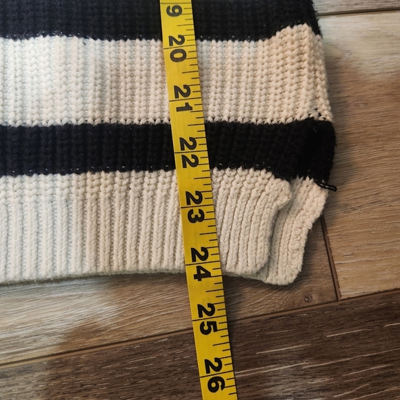 Express Black And Cream Ling Sleeve Knitted Sweater Size Small - Picture 3 of 6